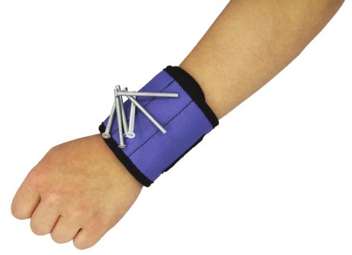 Magnetic bracelet for fasteners